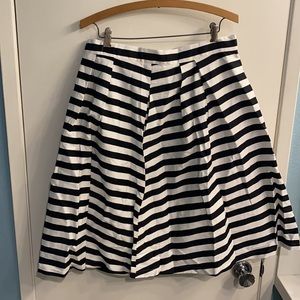 NWT B&W mid length A line skirt sz L